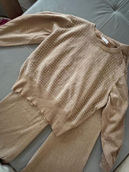 Комплект от блуза с камъни и блестящ панталон