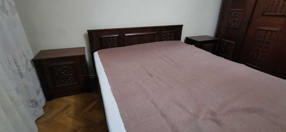 Set mobilier de dormitor din lemn masiv