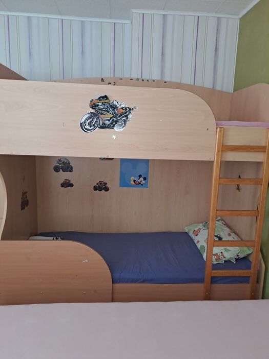 Двуетажно масивно легло