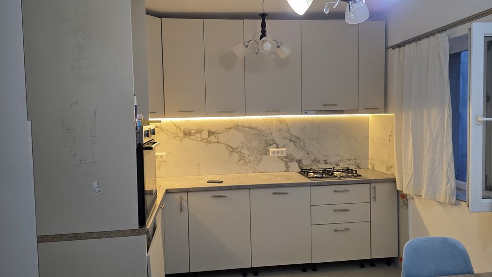 Apartament cu trei camere de închiriat!
