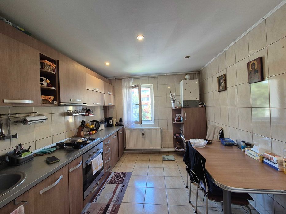 Inchiriez apartament 3 camere