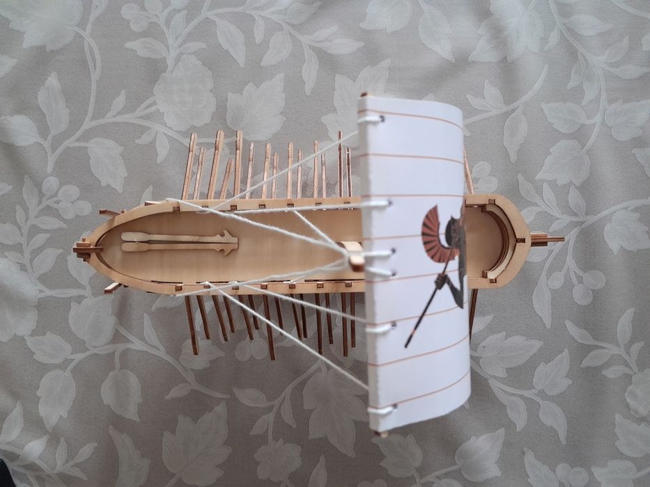 Деревянный парусник сувенир