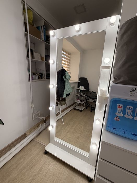 Зеркало напольное с лампочками