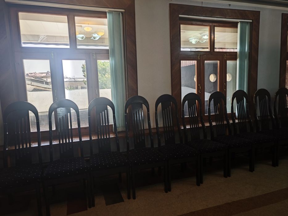 Продается большой стол и 20 стульев в комплекте