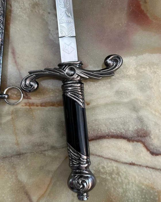 Stilet decorativ ,ornamente si lama metalice