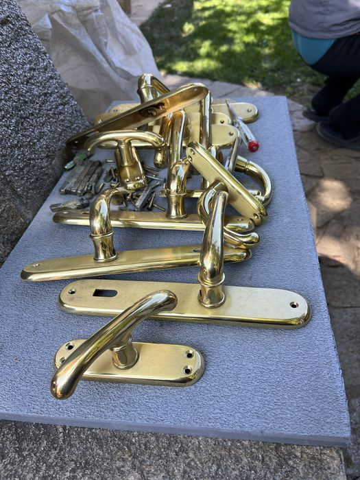 Бронзови брави