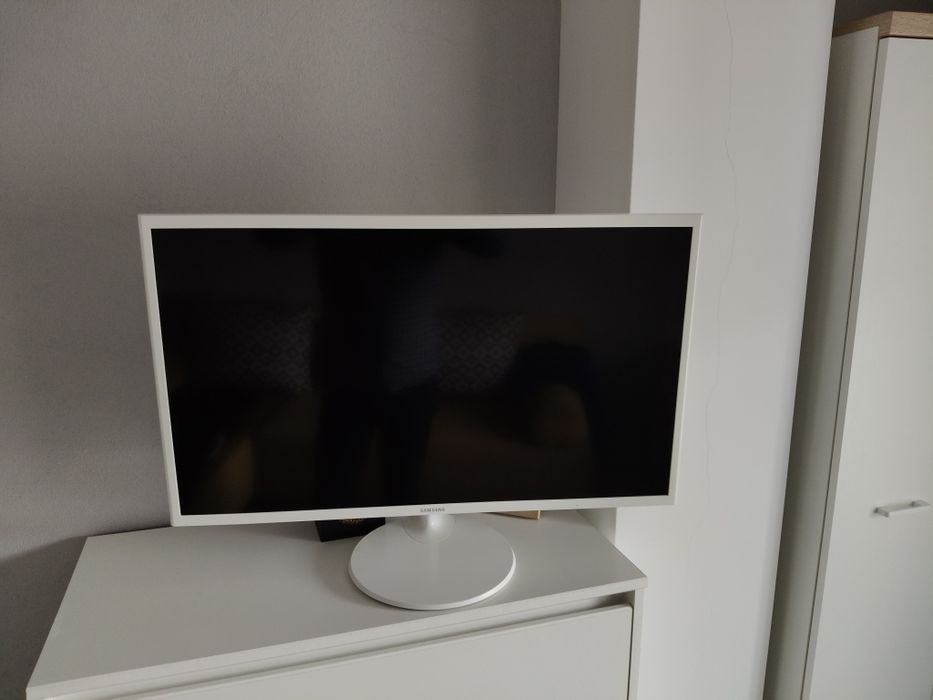 Монитор Samsung, бял, 32 инча