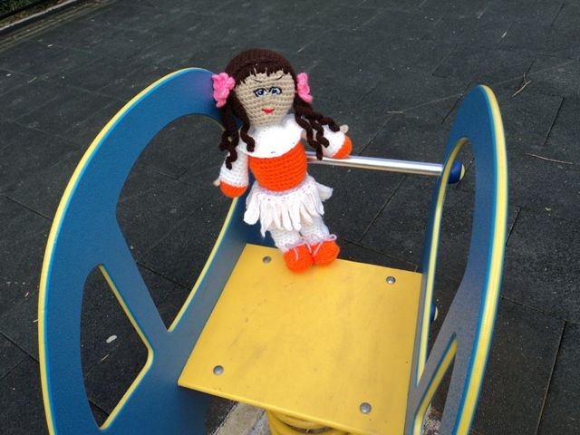 Пъстра птичка, Кукли с руса и черна  или кафява коса и Палячо