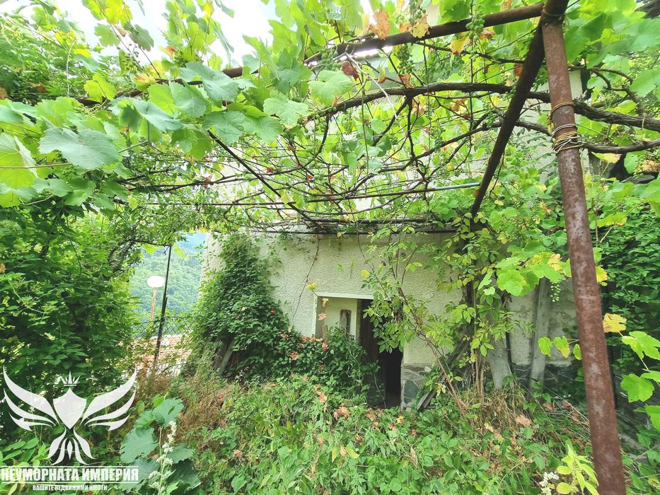 Двуетажна вила/къща 120РЗП с 460кв.м. двор село Югово общ.Лъки