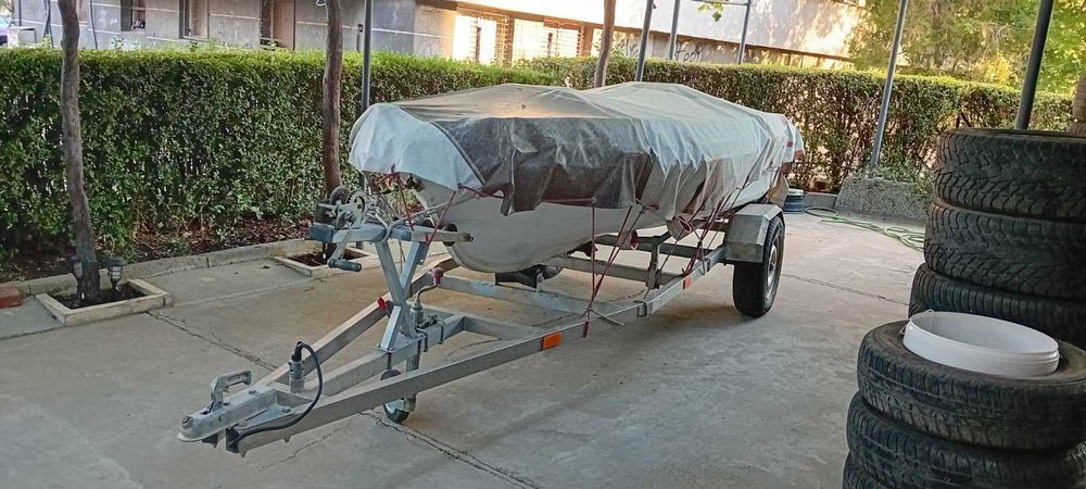 Лодка с двигател