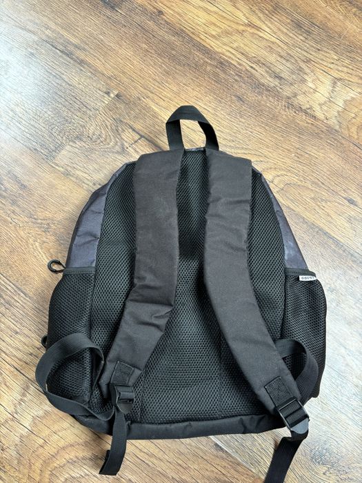 Черна раница с котка