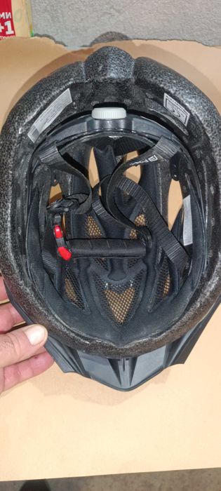 Продават се 2 броя каски за велосипед