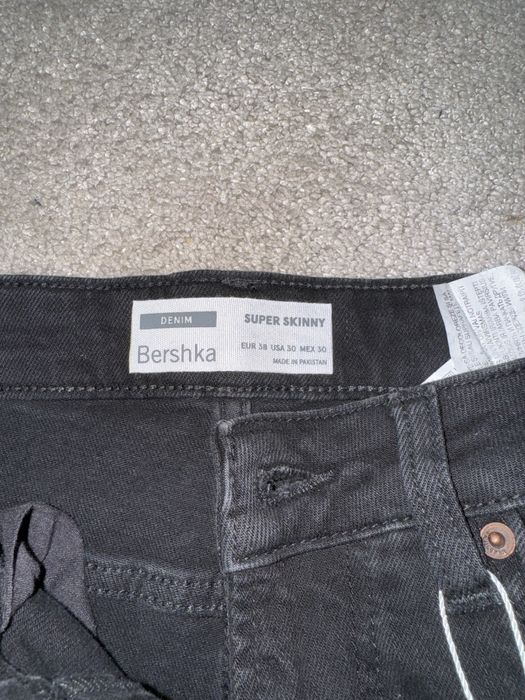 Черни Скъсани Дънки Бершка