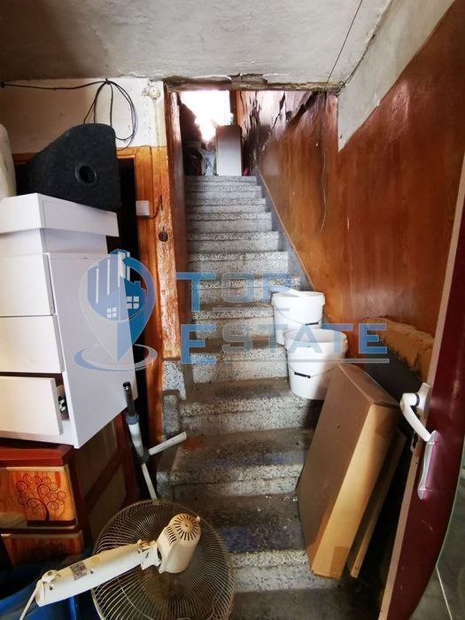 Двуетажна къща в близост до центъра на град Лясковец, област Велико Т