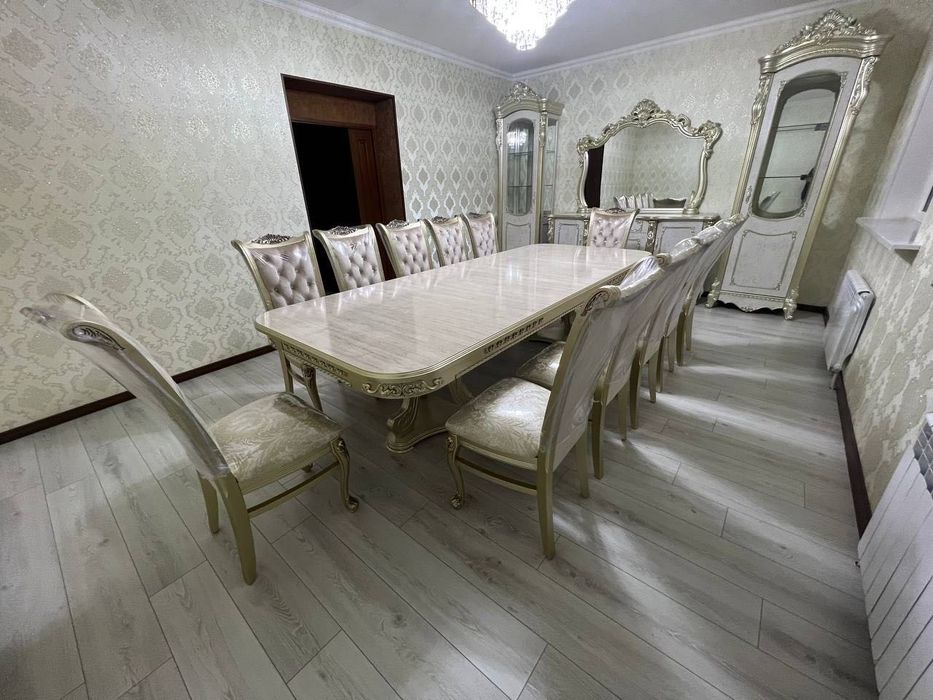 Продается мебель для гостиной, пенал комод и стол со стульями