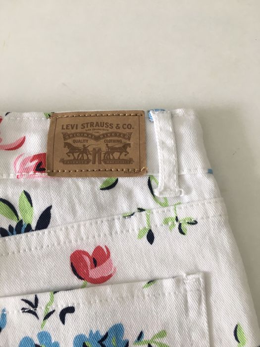 Pantaloni scurti fete Guess si Levis noi!!