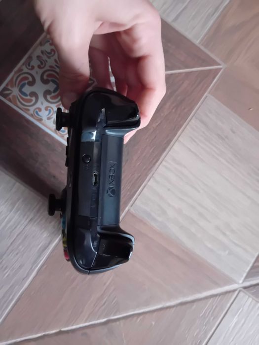 Manetă xbox one! Nu merge să o conectezi prin fir.