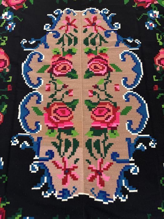 Covor țărănesc țesut manual din lână – autentic și tradițional