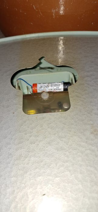 Cess de perete cu rubine