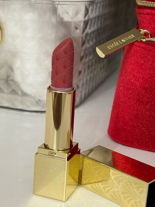 Продам помаду Estée Lauder новая