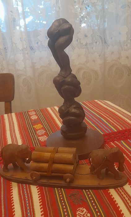 Două statuete decorative din lemn