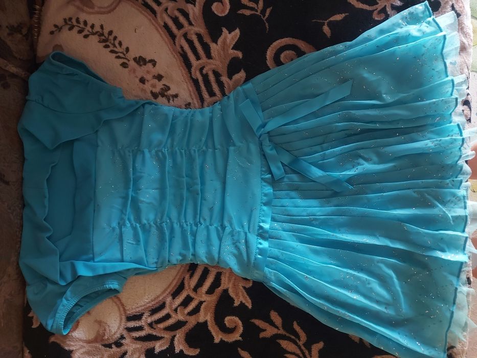 Продам платье на девочку 5-6 лет