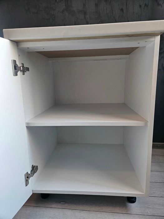 Бял шкаф за съхранение с регулируеми крачета – 60×50×90 см