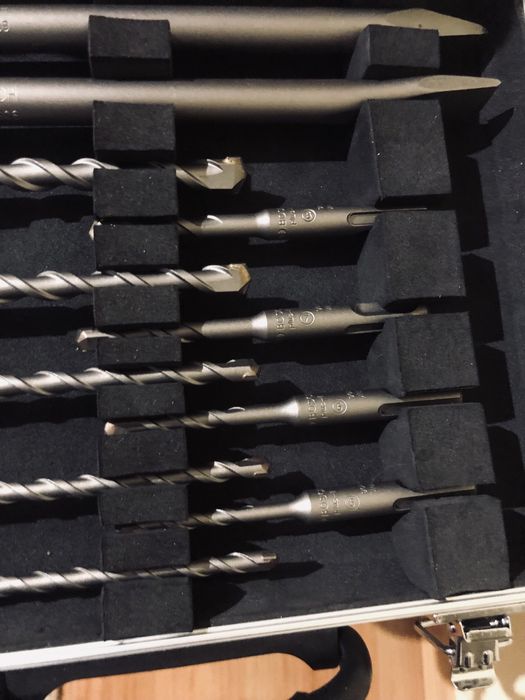 Продавам куфарче с 11 SDS свредла на BOSCH