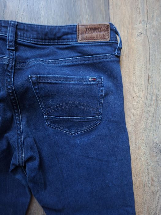 Продавам дамски дънки Tommy Hilfiger