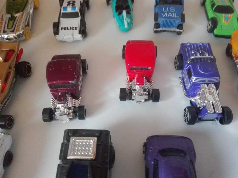 Метални колички и лот пощенски картички.