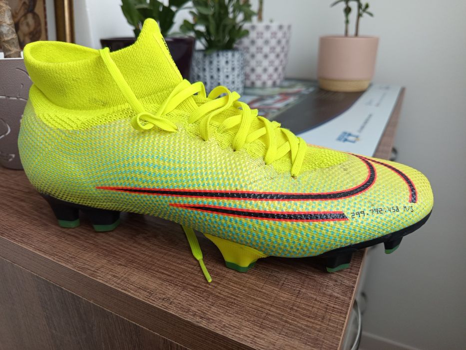 Ghete fotbal Nike Mercurial