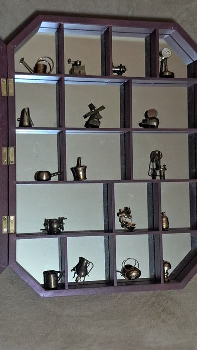 Vitrina cu 17 miniaturi din bronz