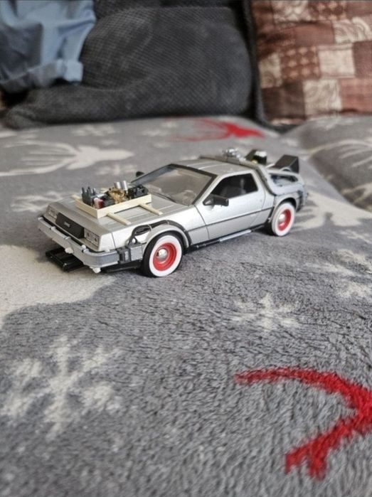 Macheta metalica dmc delorean back to the future marime 1:24 noua