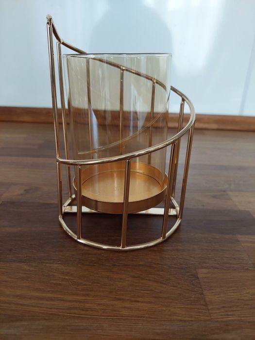 Красиви свещници в цвят розово злато