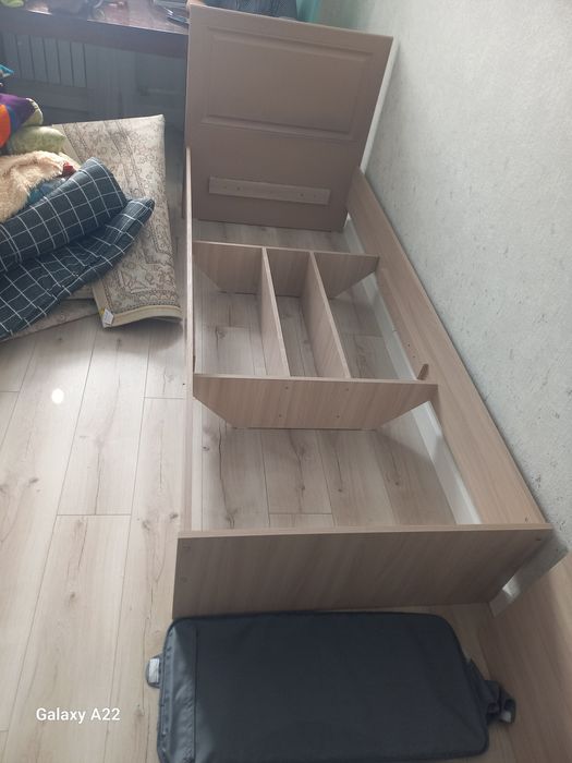 кровать с матрасом