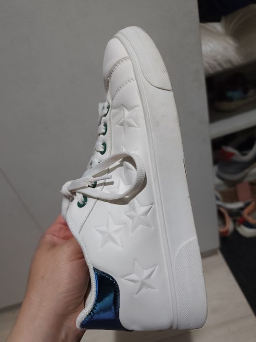 Продам кроссовки женские