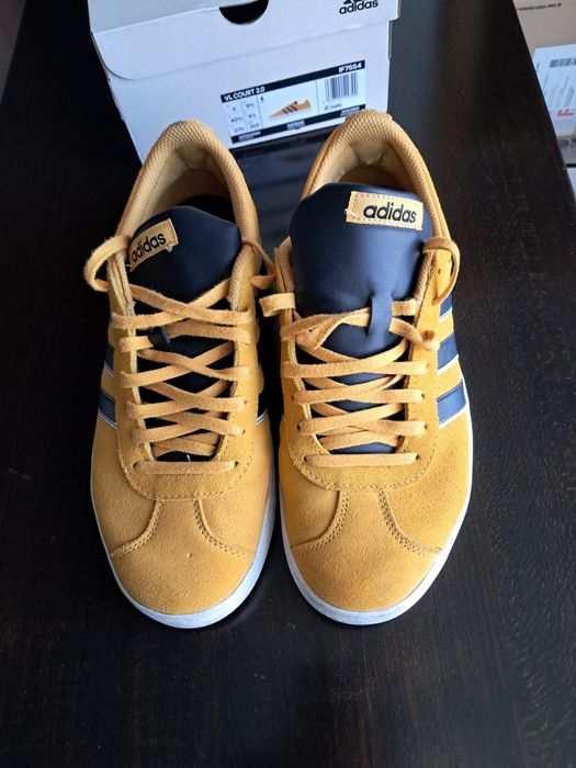 Pantofi sport Adidas, piele întoarsă, mărimea 42 2/3