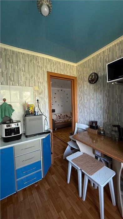 продам 2 комнатную с мебелью