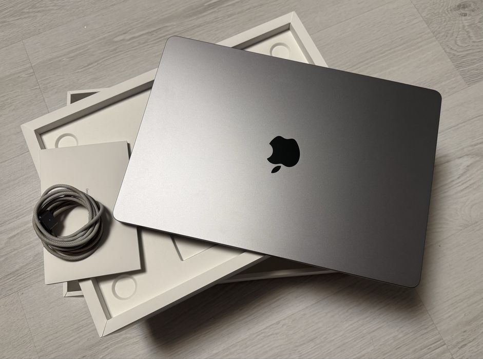 Laptop Macbook Air 15" cu procesor Apple M2 8 nuclee in garantie