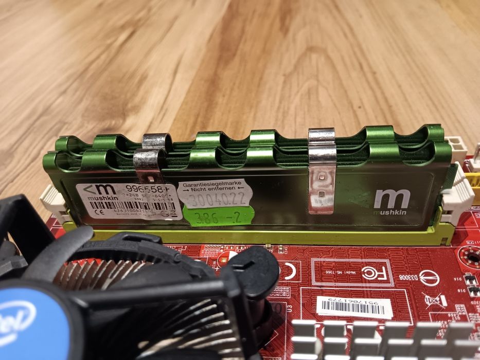 Kit Core 2 Quad Q8200  cu Placa de Baza si 4GB RAM