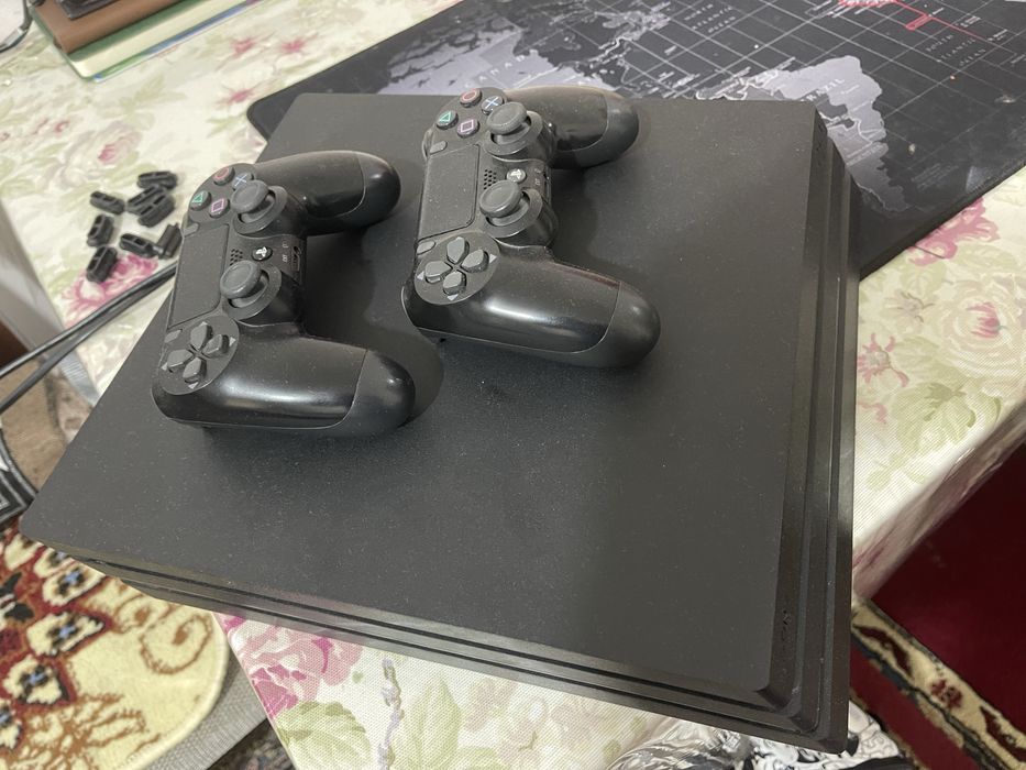 ps 4pro в хорошом состояние с оригинальными 2 джостиками Dualshok