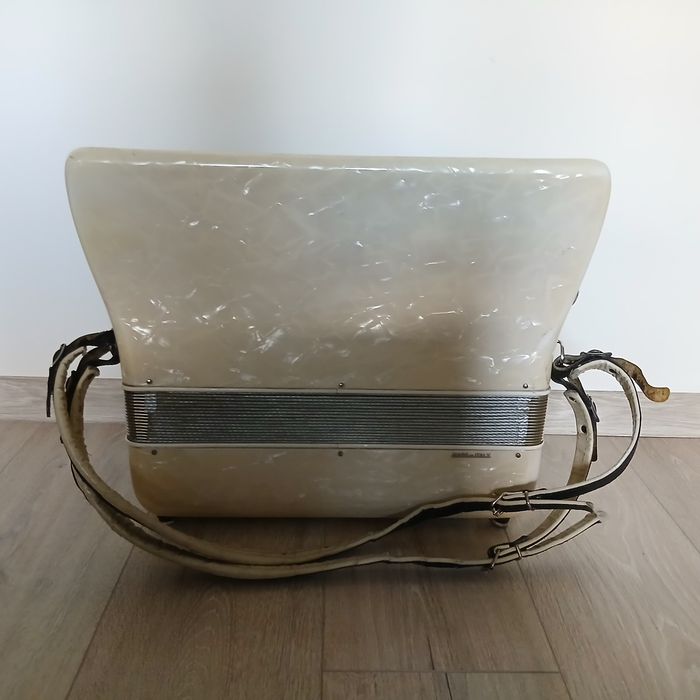 Италиански акордеон 80 баса