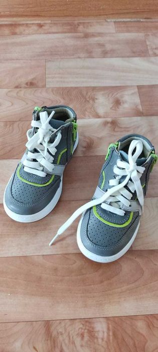 Продам детские кросовки Clarks