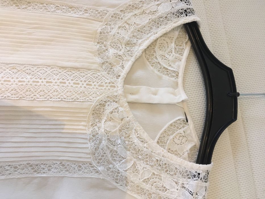 bluza alba din matase, cu maneca scurta
