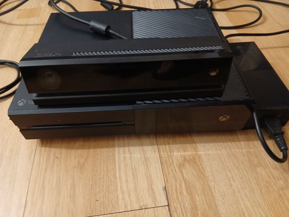 Xbox One cu 12 jocuri si camera kinect
