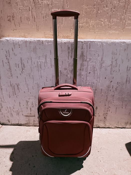 Чемодан красный багаж