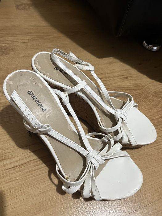 Дамски токчета БЕЛИ