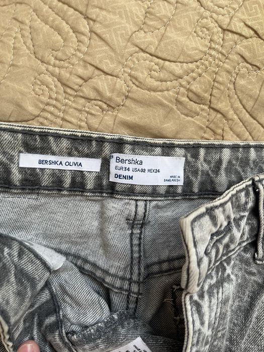 Серые джинсы с потертостями