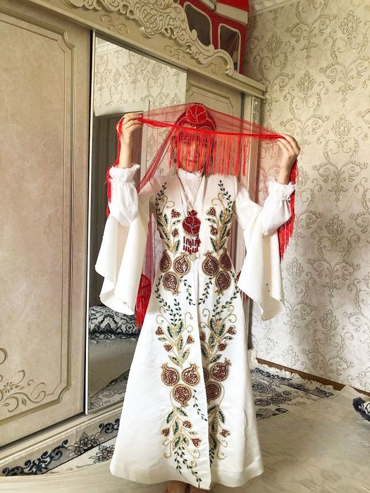 Kelinlar uchun anorli ansambil