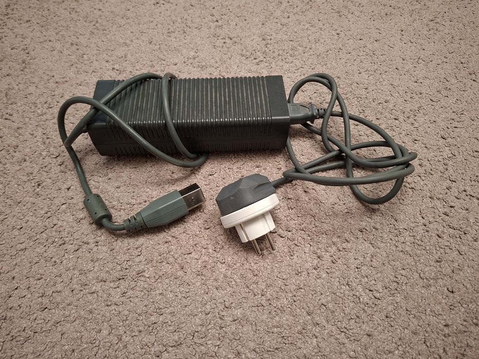 Xbox 360 + cablu de alimentare